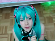 Kleines Mädchen Cosplay spielen mit einer Masturbation Maschine